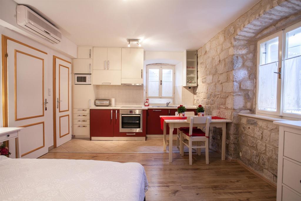 Apartment & Room Ursa Trogir Exteriör bild